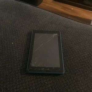 Selling owed Amazon tablet 16 GB very cracked but still works perfectly